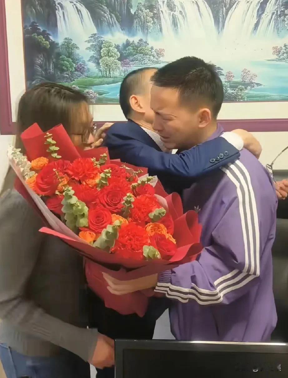 谢浩男，第一次回家哭的像个孩子！老谢找孩子是一个痛苦的过程，谢浩男这些年也是靠