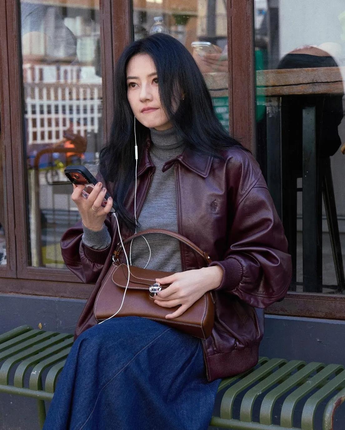 秋天真的可以学学高圆圆的这套穿搭。宽松皮衣+灰色高领+牛仔长裙，配色低调耐看。