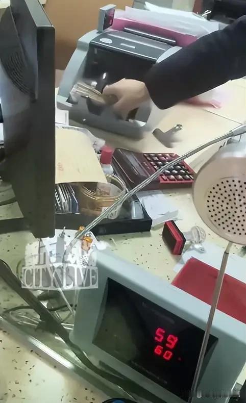 这几天，发生在湖南娄底的一件小事，在网上引起了不少人的关注。 起因很简单，一