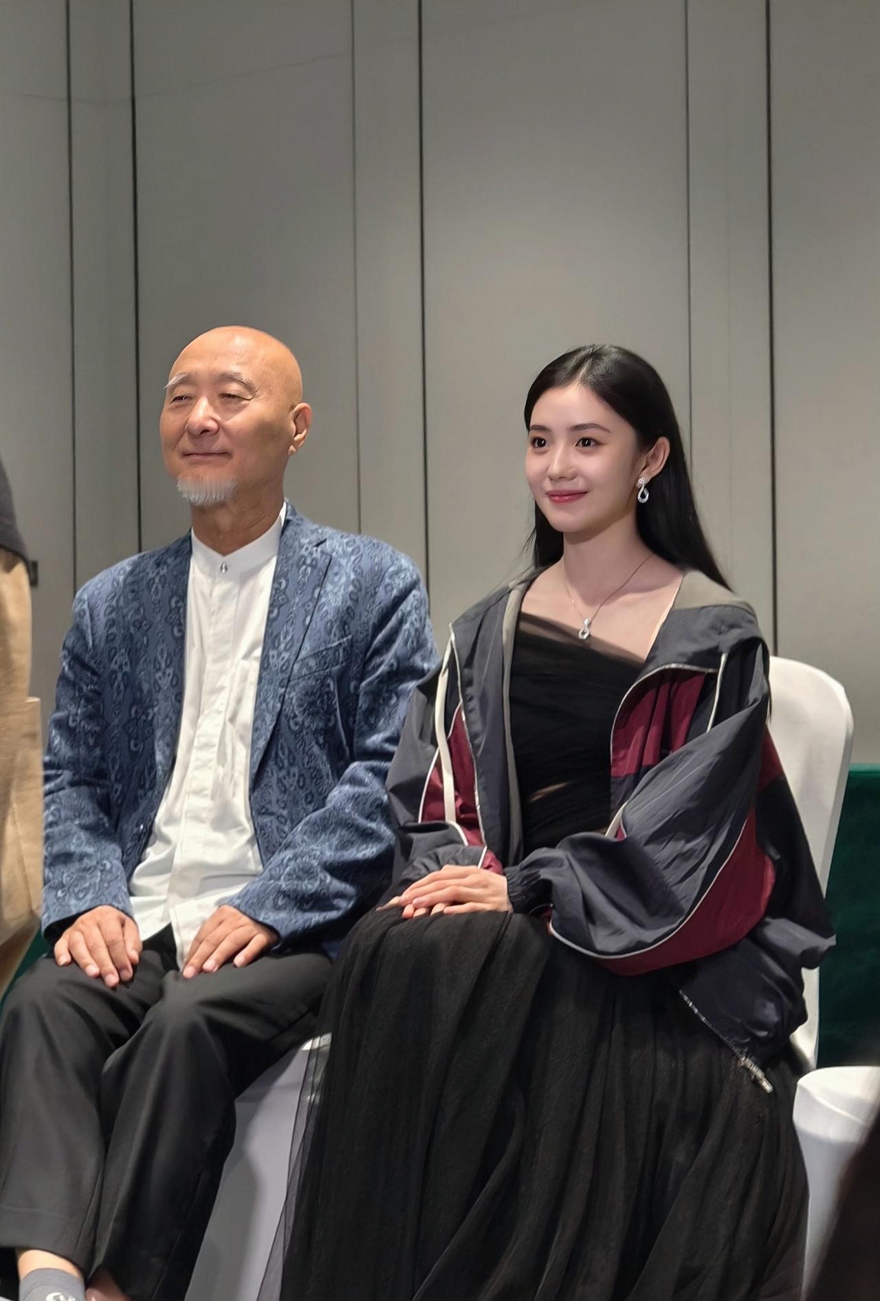 8月28日，第二十届长春电影节，陈佩斯与刘浩存坐在一起的画面。刘浩存要演技有