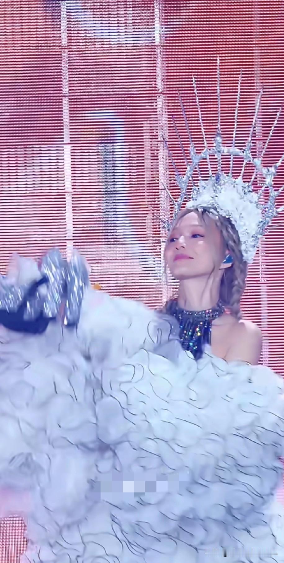 张韶涵对演唱会真是下血本啦！每场都换全新定制造型，这得砸多少钱和精力啊。粉