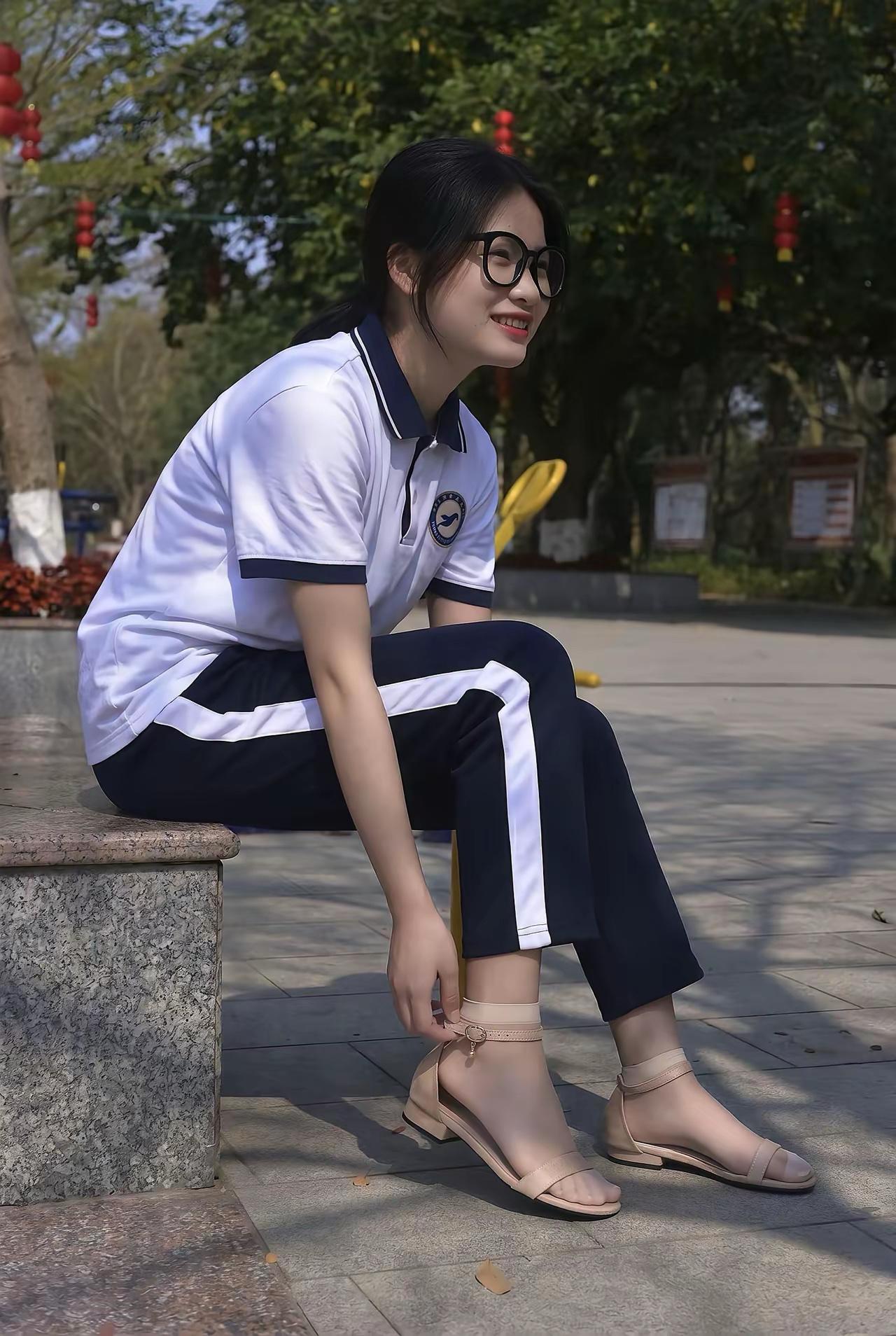 学生都穿旅游鞋，没有穿凉鞋的！