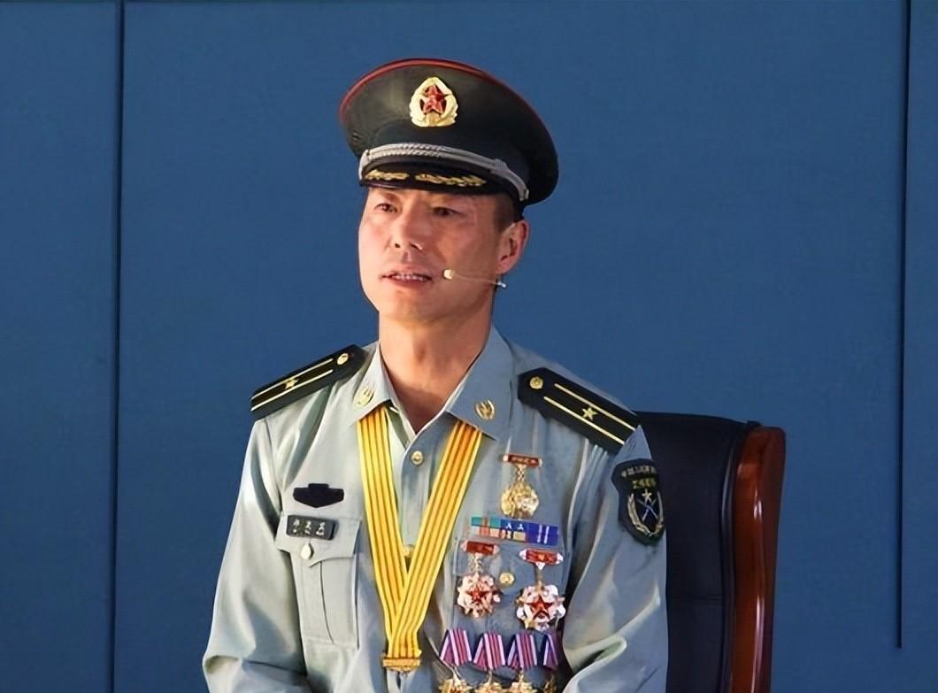 23年，英雄团长祁发宝晋升副司令公开亮相，胸前六排勋表十分罕见“2023年9月