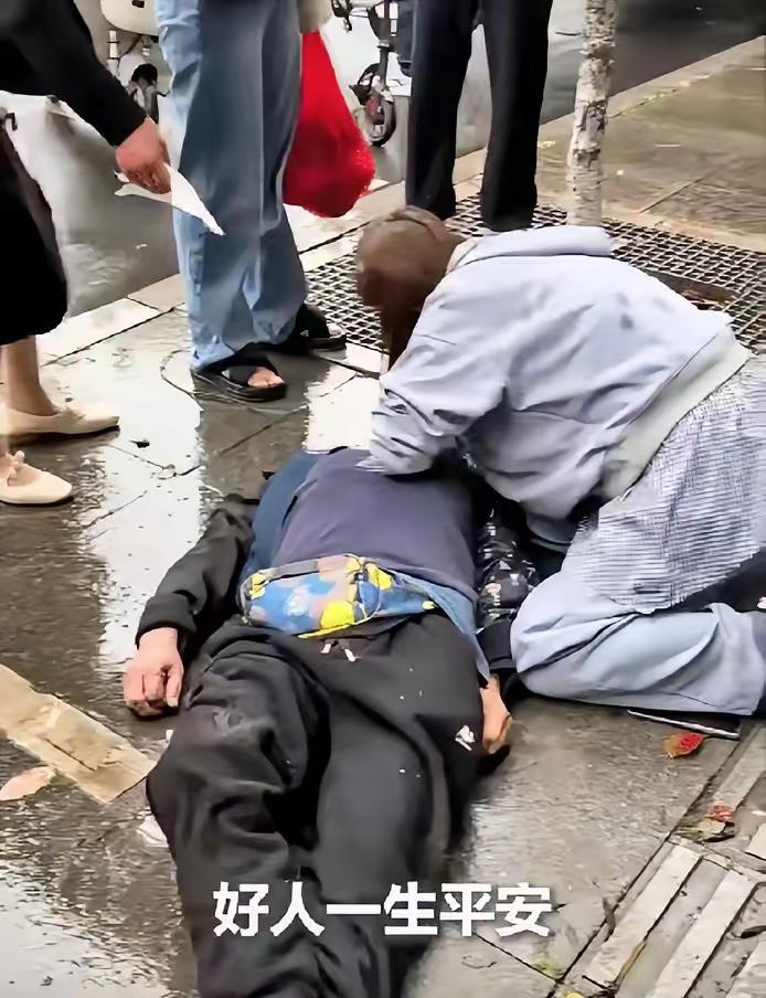 “被人民日报点赞了！”四川成都，一老人送孙子上学时突然倒地，周围人急得团团转却没