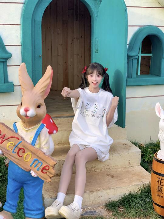她好像知道她扎双马尾很可爱！💕