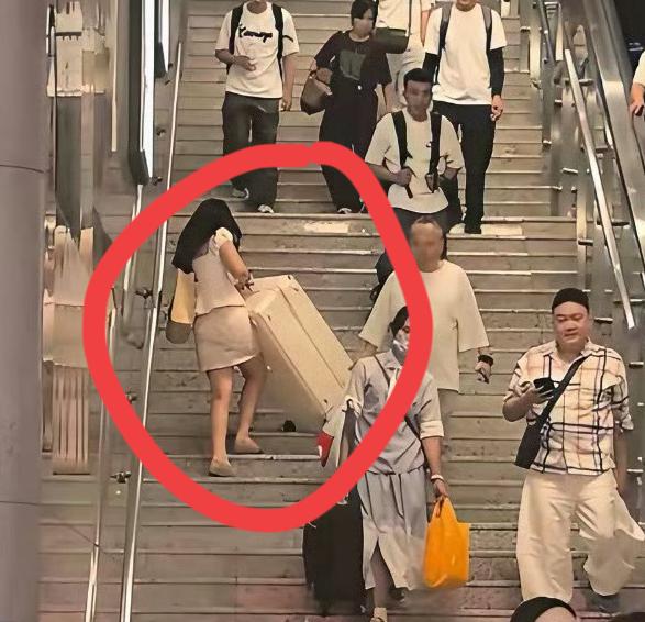 看着上海一地铁站女生拖着大箱子艰难爬楼梯，旁边人来人往，很多人纠结到底该不该上前