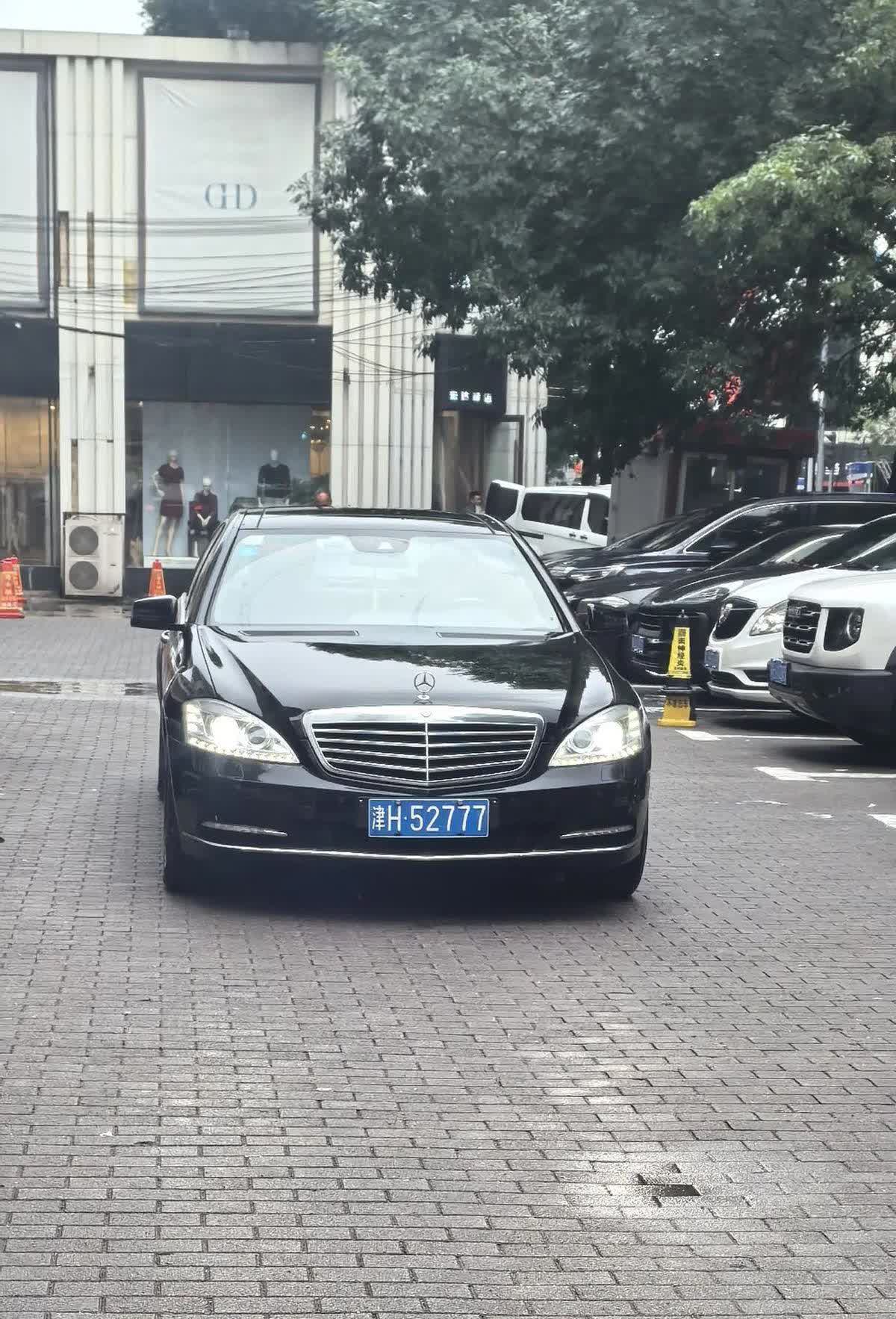 线上喷子张口就是“S级以下不算奔驰”。键盘侠眼里买E级的都是打肿脸充胖子。