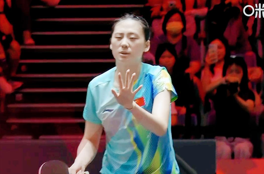 突发！孙颖莎粉丝大声喊：别说话！孙颖莎发球，有粉丝喊加油！突然有人大声的