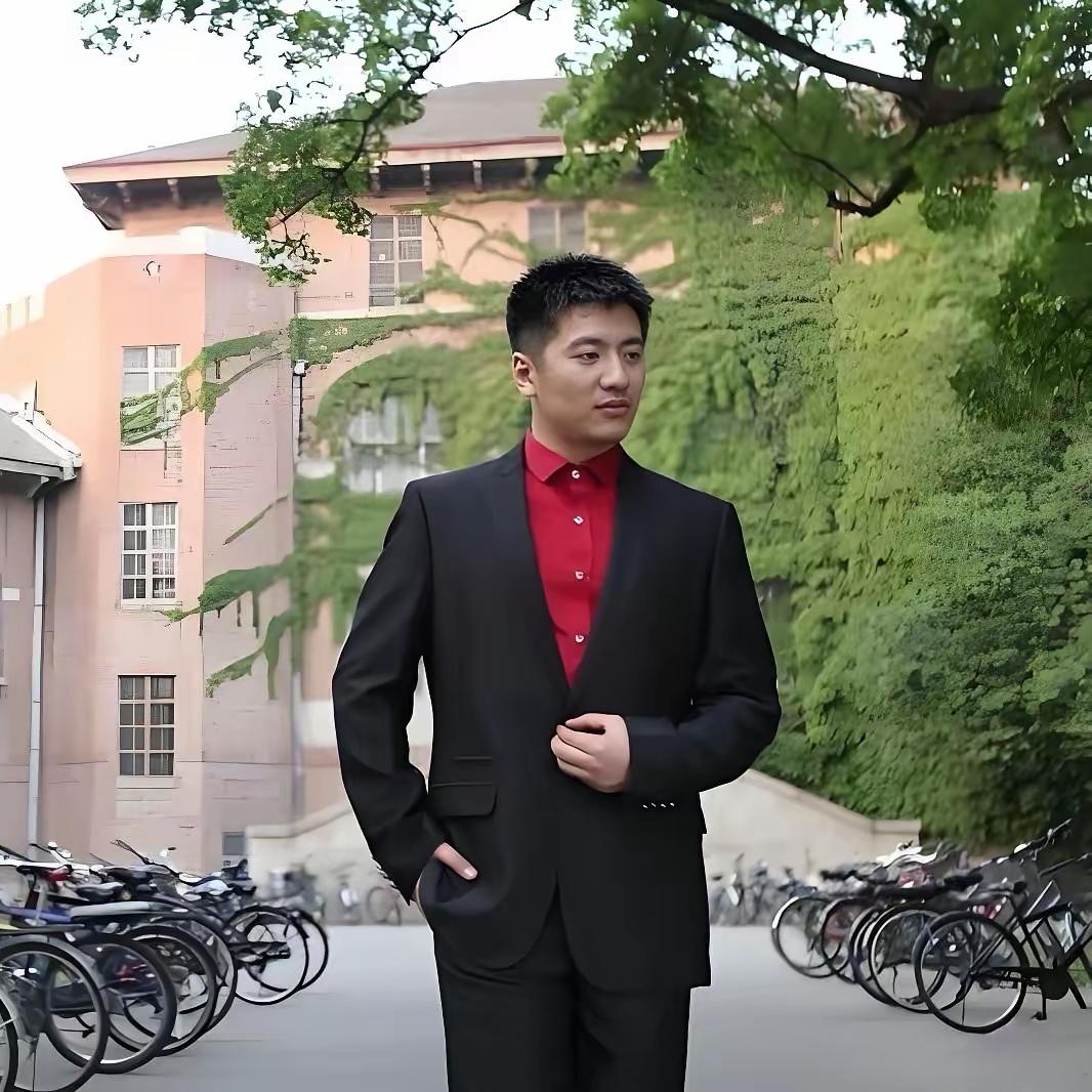 张雪峰的死之所以这么高热度，一个很大的原因还是太年轻了。然后，他所在的“高考志愿