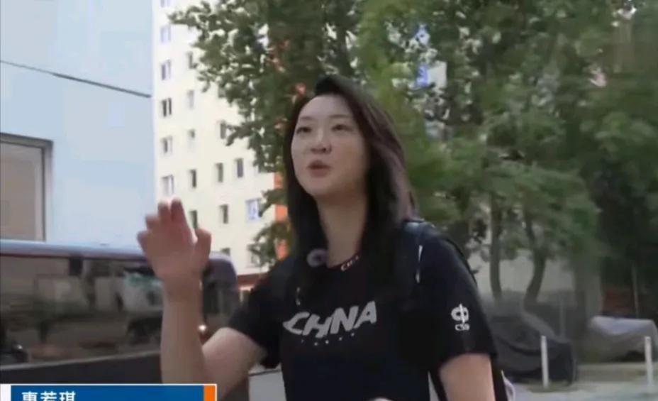 大运会赛前惠若琪一脸得瑟到处吹，中国女排在惠领队指导下经过团队的努力拼搏终于获得