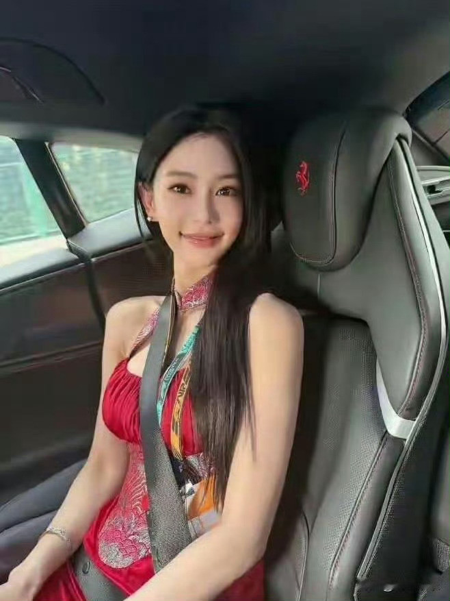 克拉拉的骨相太绝了，尤其是额头线条，简直是老天爷追着喂饭吃！​​​