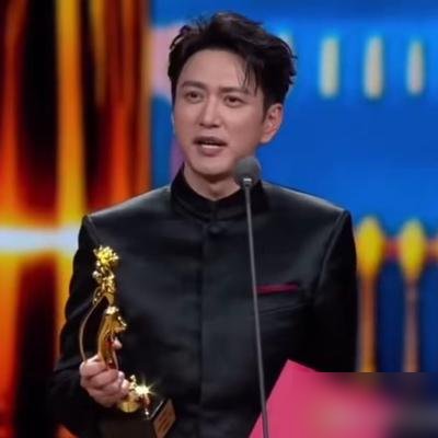 43岁拿飞天视帝，王仁君领奖台上全程脱稿，一句“不敢懈怠”把内娱的脸打肿了。他演的是《浴血荣光》里的
