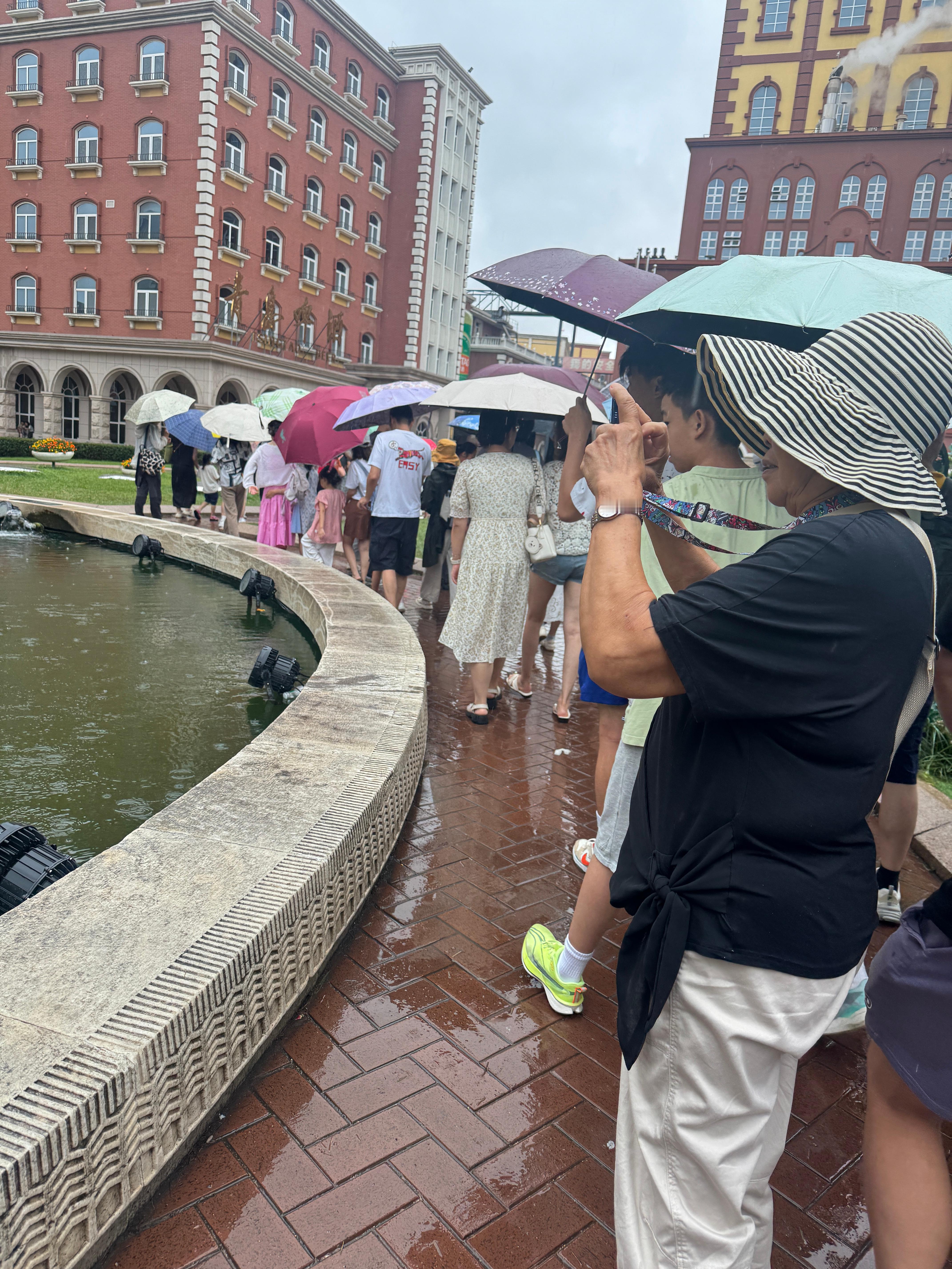 暴雨预警的青岛景区belike大家都说不出门结果都出门了是吧[doge]​​
