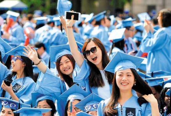 为什么有些留学生，越在国外待，越看中国不顺眼？他们宁可相信祖国会崩，也不愿承认国