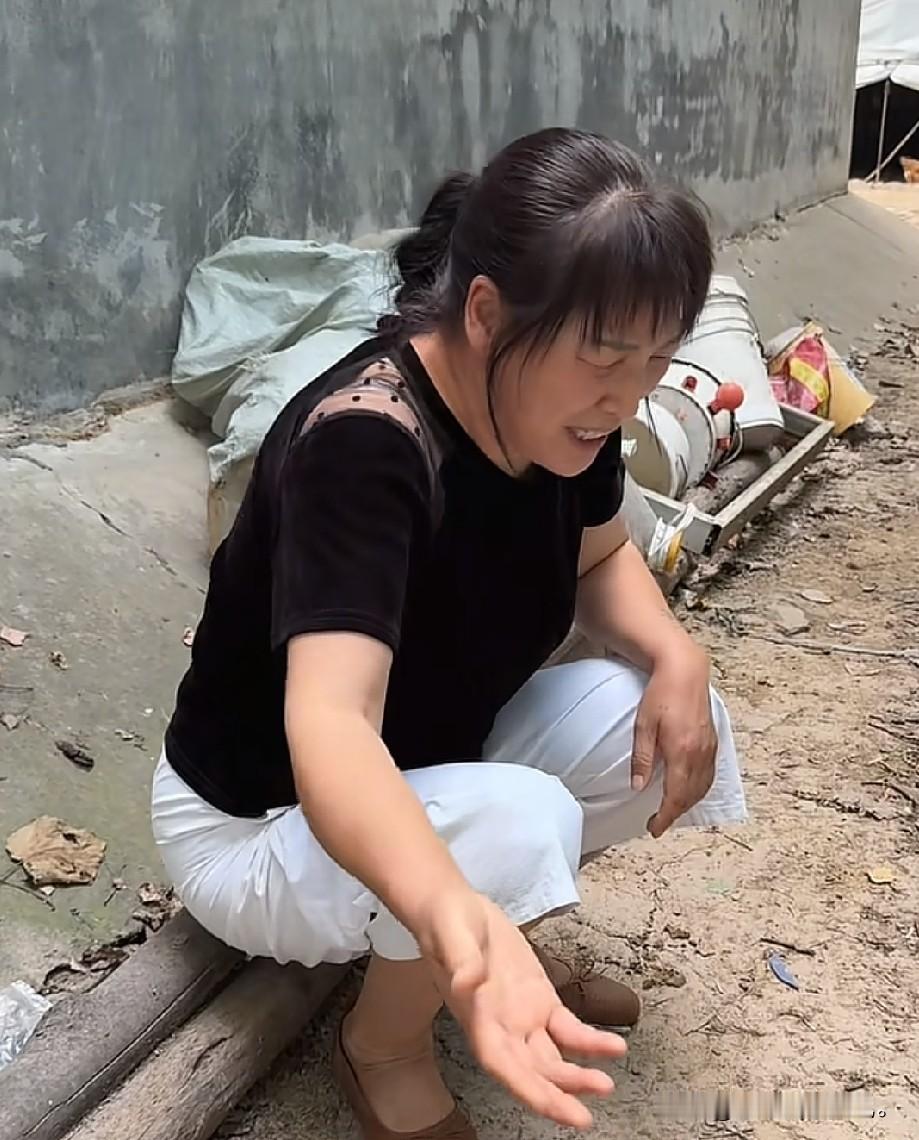 小故事！大飞对刚下班的妹妹说，你赶快看看看咱妈又在闹呢，她说自己