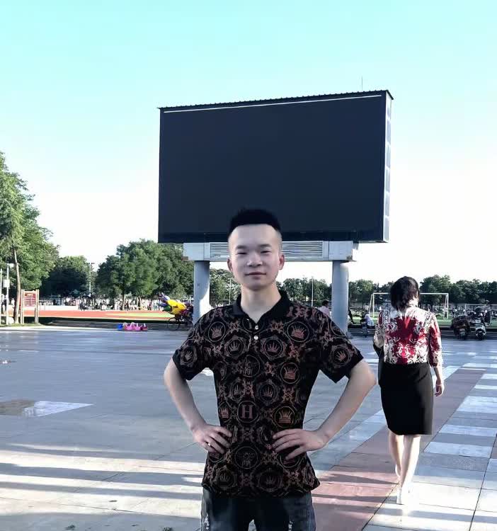 咸阳大网红戏精峰少这辈子太成功了！戏精风少说自己在中学时期没有好好读书，最后也没