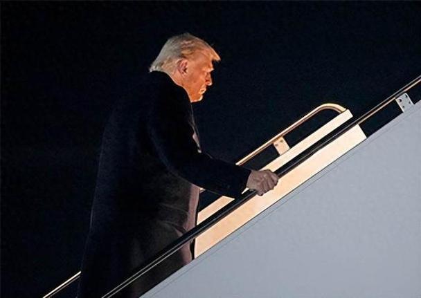 小韩韩:那个男人转身就走了,那么匆忙,姿势那么坚决,虽然在说在我这吃不饱,自己自