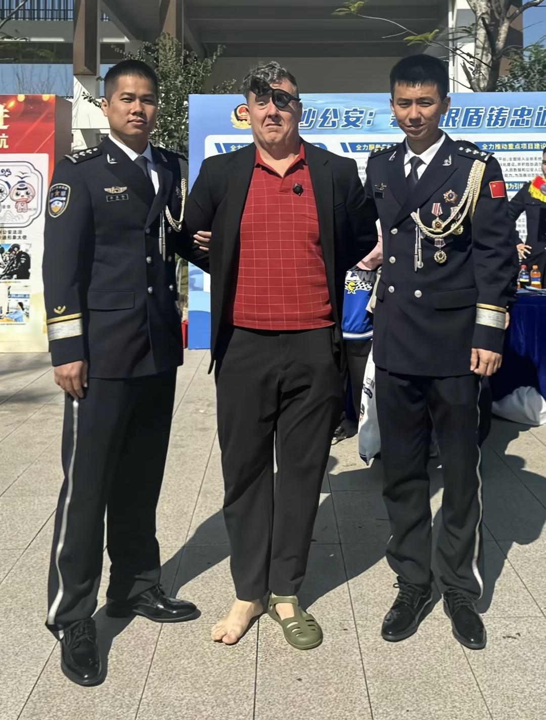 采花大盗拖米终于落网，那只凉鞋，在中国早就讨太了，现在看很潮。这要是传到外网去