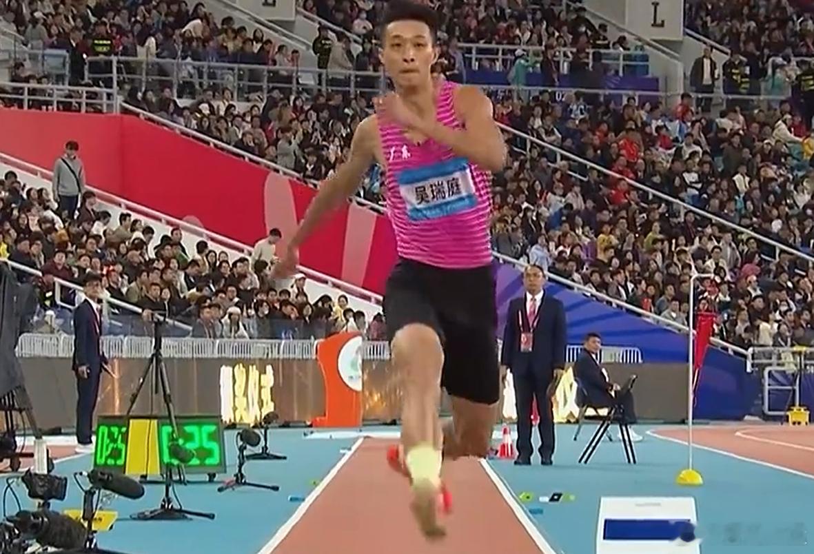 亚洲纪录保持者达成全运男三级跳两连冠压力完全释放他泪流满面11月20日晚，全运