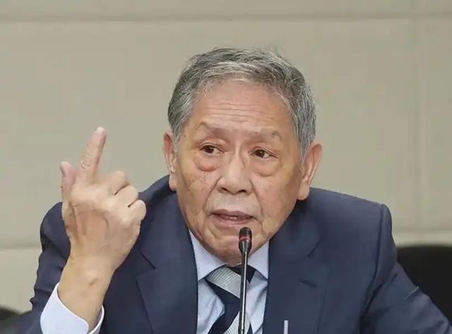 台湾退役中将帅化民曾坦言：不少人觉得中国的军事实力在全球名列前茅，可在我看来，真正该思量的不是‘先打