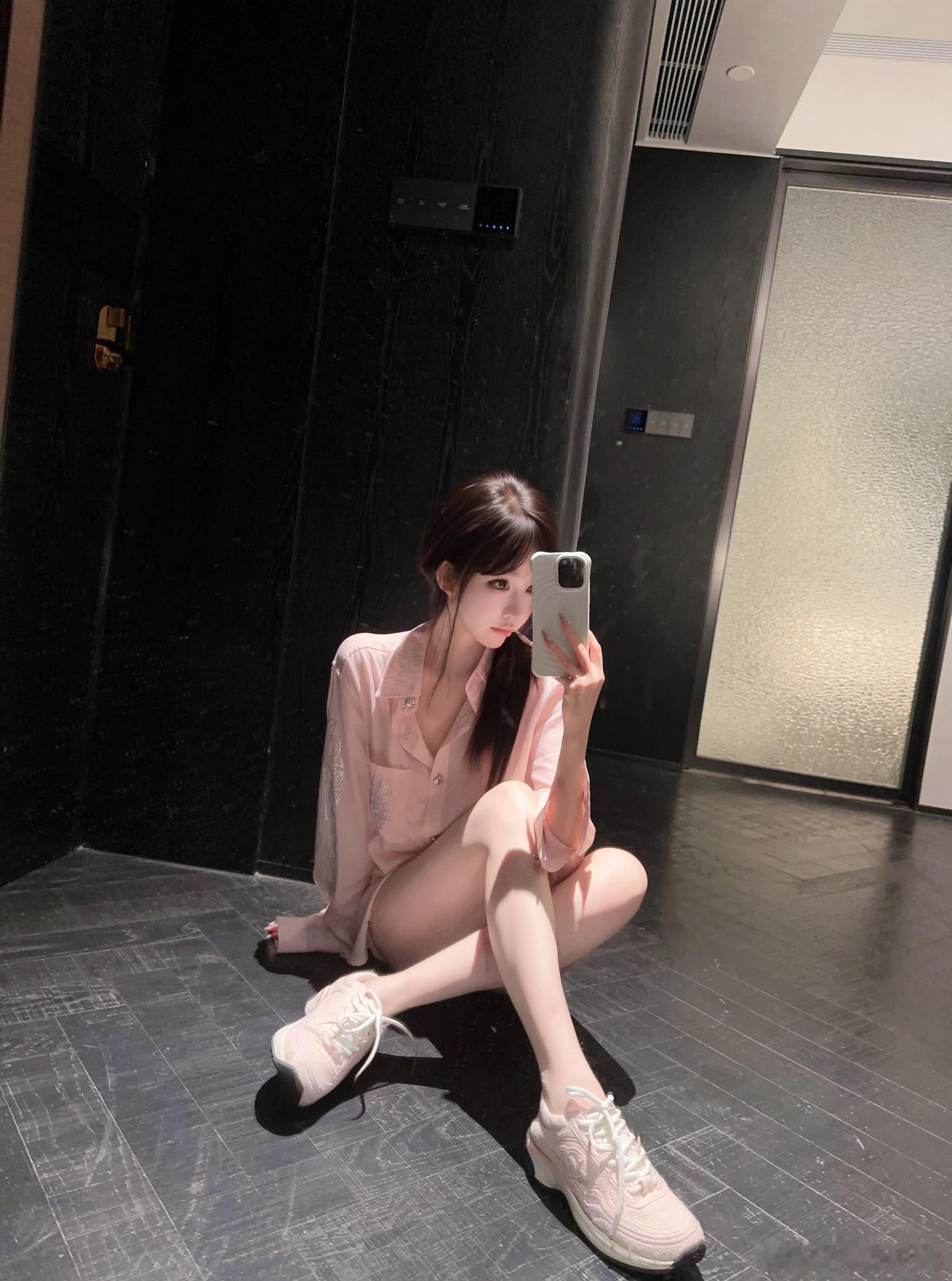 住酒店有个全身镜我能一直拍​​​