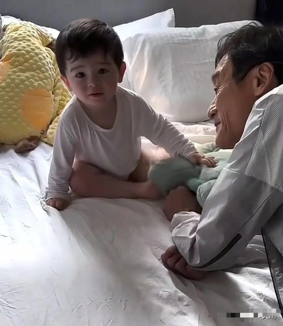 4月20日，梁家辉的女儿晒出了梁家辉在家逗弄外孙的视频，视频里梁家辉趴在外孙的床