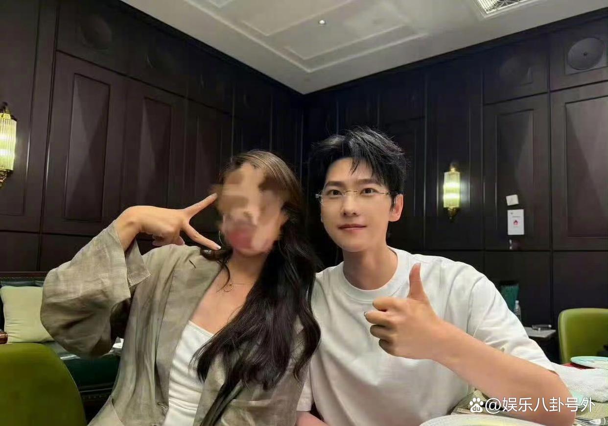 杨洋参加军艺同学聚会啦，颜值依旧抗打