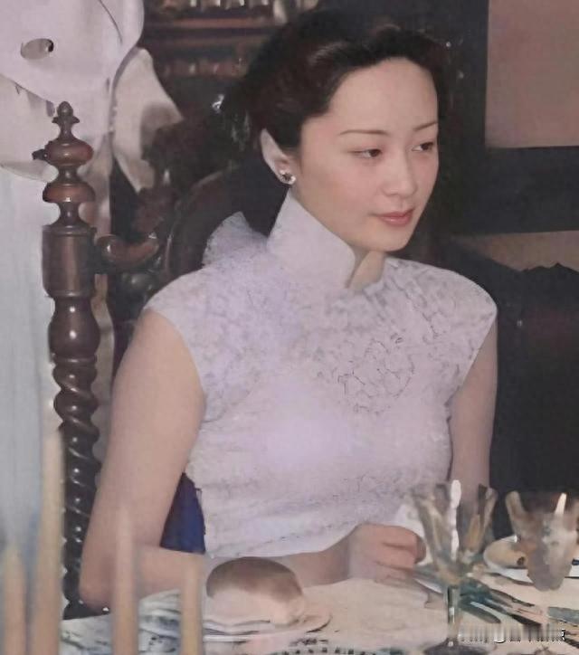 一张旧照片突然火了，没人拍她，也没人写她，可大家盯着看了好久。1942年，旧金