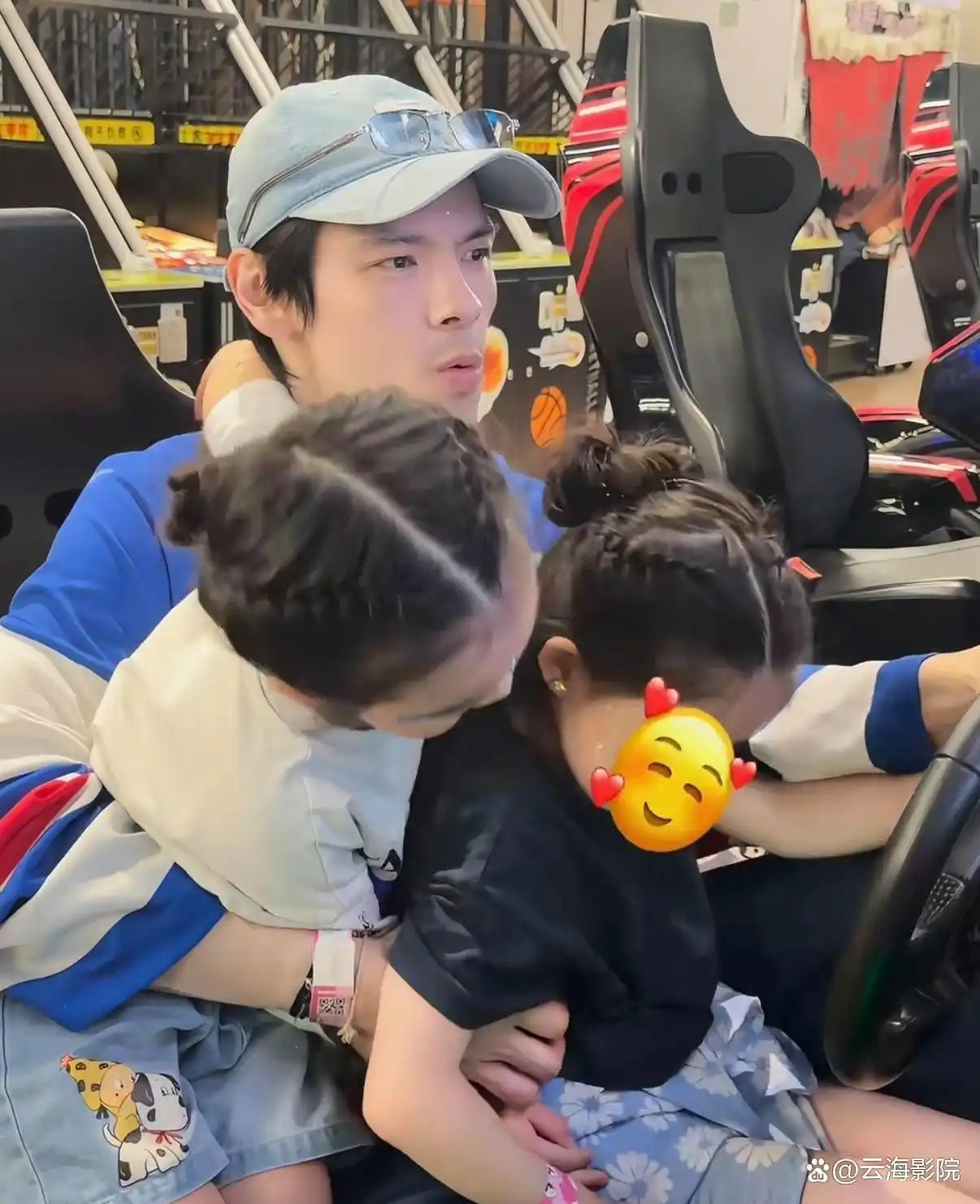 太会养了！向佐儿子穿裙留长发，和女儿同框像姐妹花！