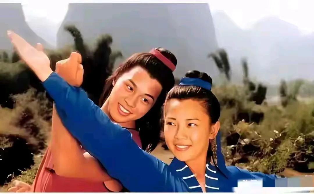 李连杰和黄秋燕也是绝了，他们穿上男装像兄弟，穿上女装又像姐妹俩。他们长得那么像，