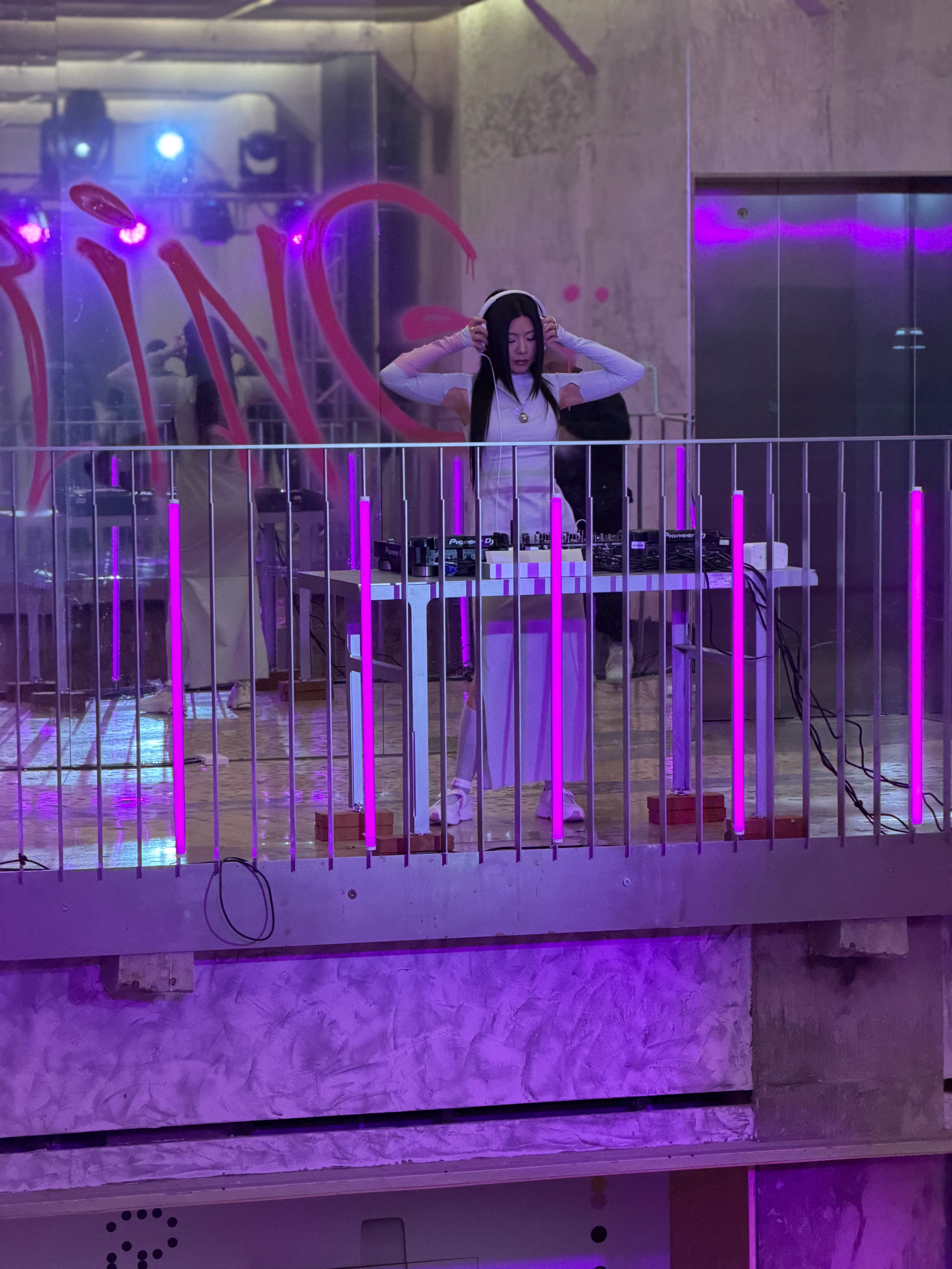 很漂亮的小姐姐，我问冯伟文这是谁，冯老师说：看，但要闭嘴。