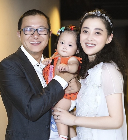 2012年，梅婷害羞地对秦昊说：我喜欢上了剧组的摄影师，你能帮我问问他愿不愿意娶