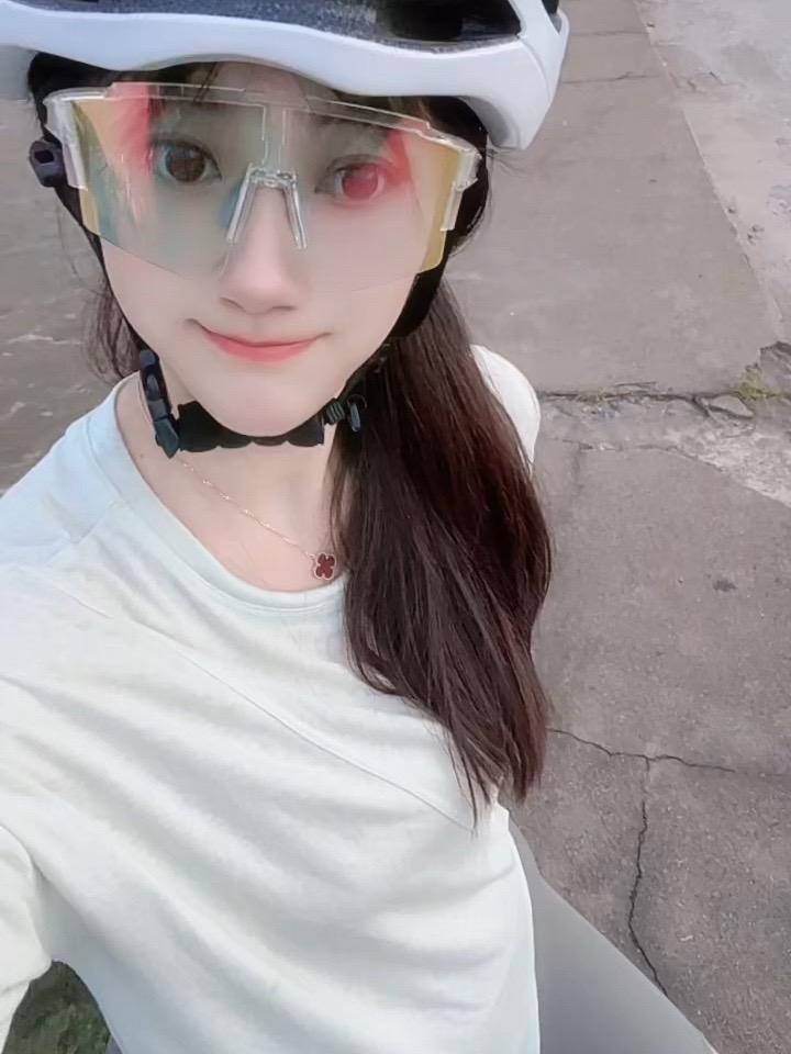 最近先不联系了 我忙着捡瓶子马上 520了 我想给自己买一条碎花裙 感...