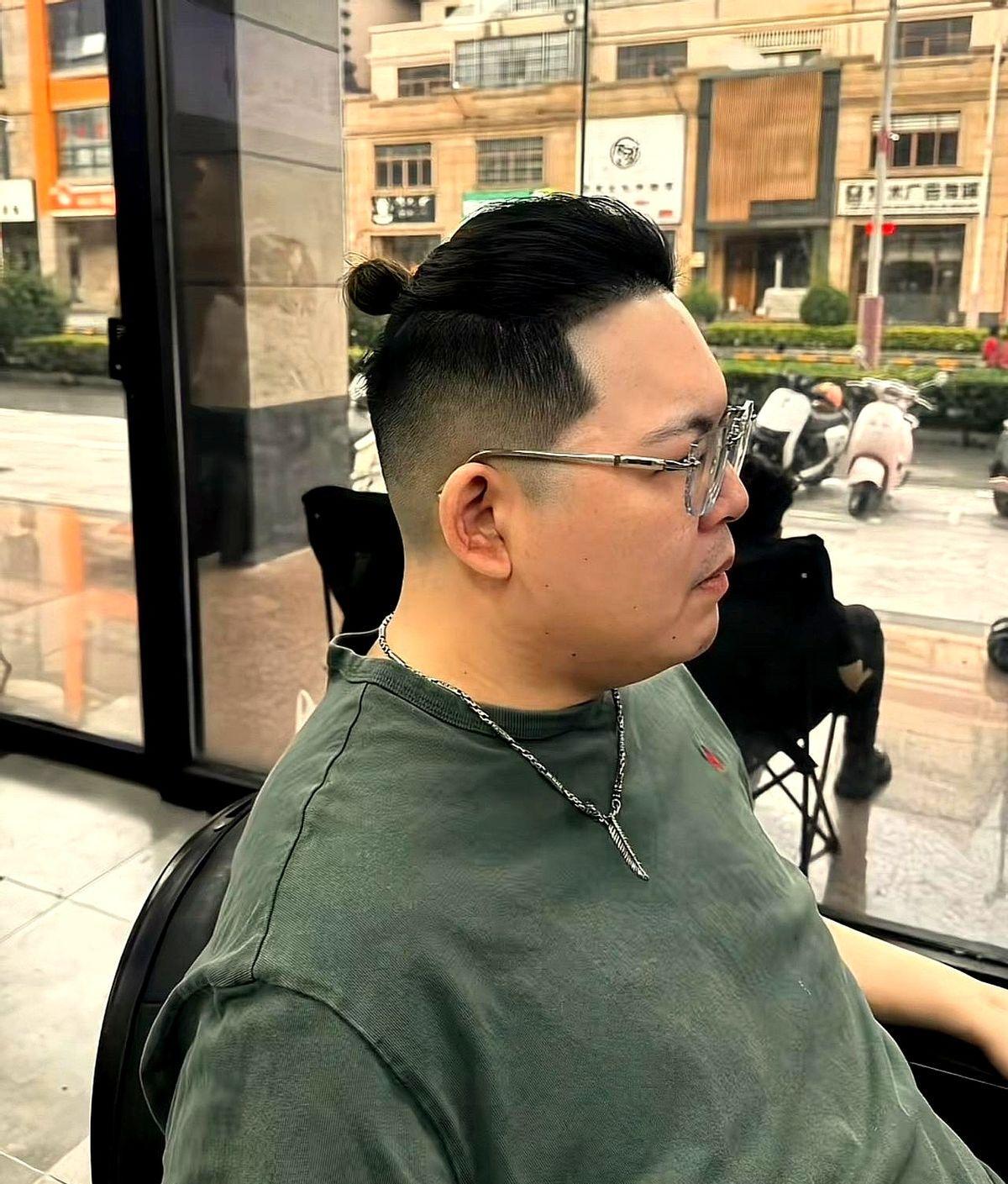 向佑又现身铜锣湾了，不是拍戏，是上课。每周三下午，他准时推门进“正向青年”，没