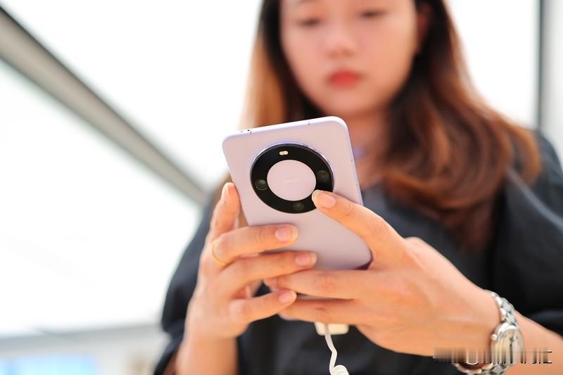 买不买华为，得看个人需求。我朋友买了Mate60Pro，觉得它麒麟和5G回归