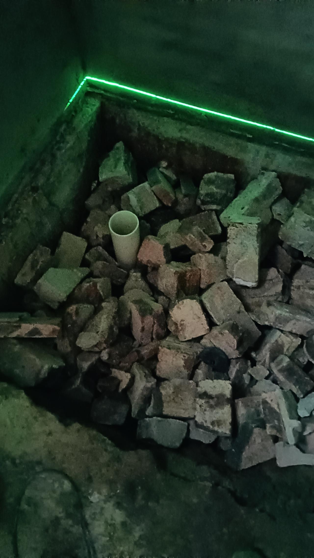 水电工师傅的手艺如何，瞒不过瓦工，单单安装一根排水管，沉水弯到瓷盆的高度竟然有六