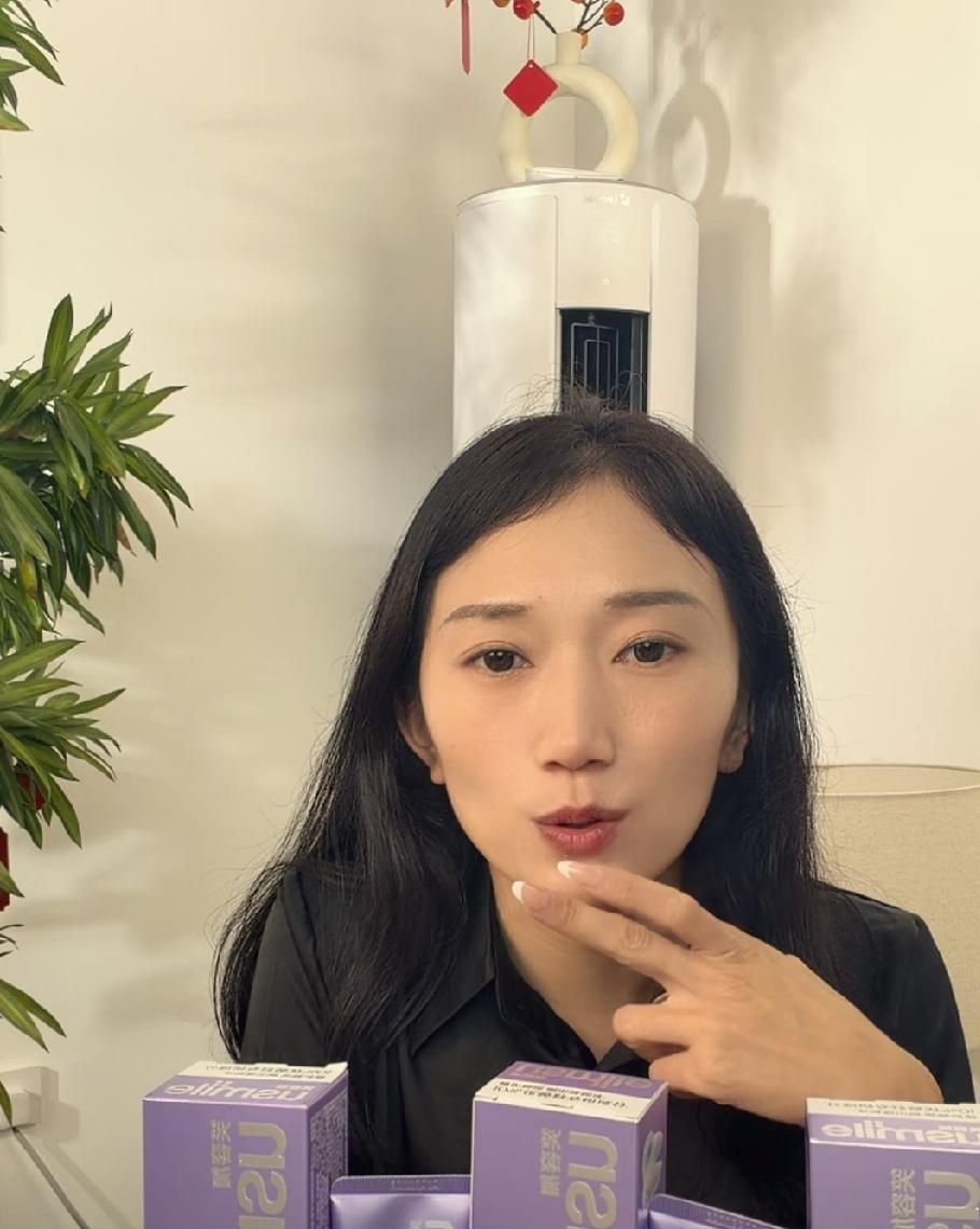 中秋来临之际，厉爸爸又一次踏上公益行程，他拎着慰问品走访贫困家庭，为他们送去真切