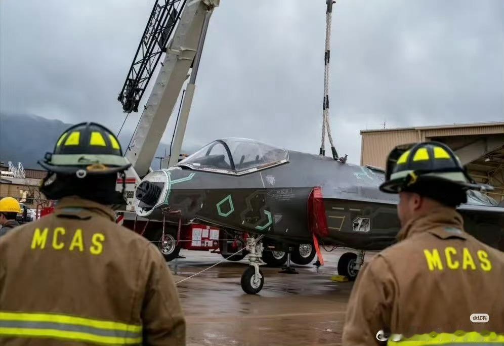 扛哑铃的F35肥电战机