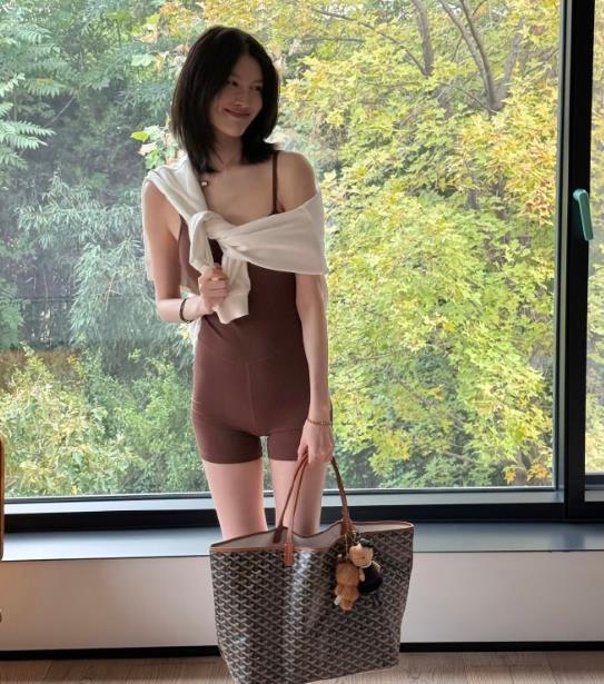 国际超模何穗晒出自己产后照片。网友称，姐姐不愧是超模，这身材杠杠的。此前，何穗、