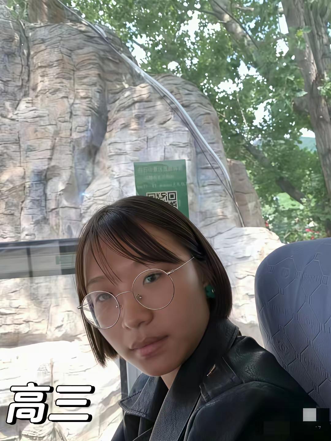 大学真是最好的美容，这小姑娘高中时期，说不上难看吧，但皮肤偏黑肯定算不上美