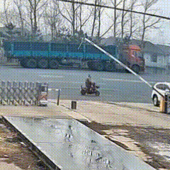 插翅难逃，终究还是没有躲过啊。这是一段交通安全警示教育视频，骑电动车的男子眼见