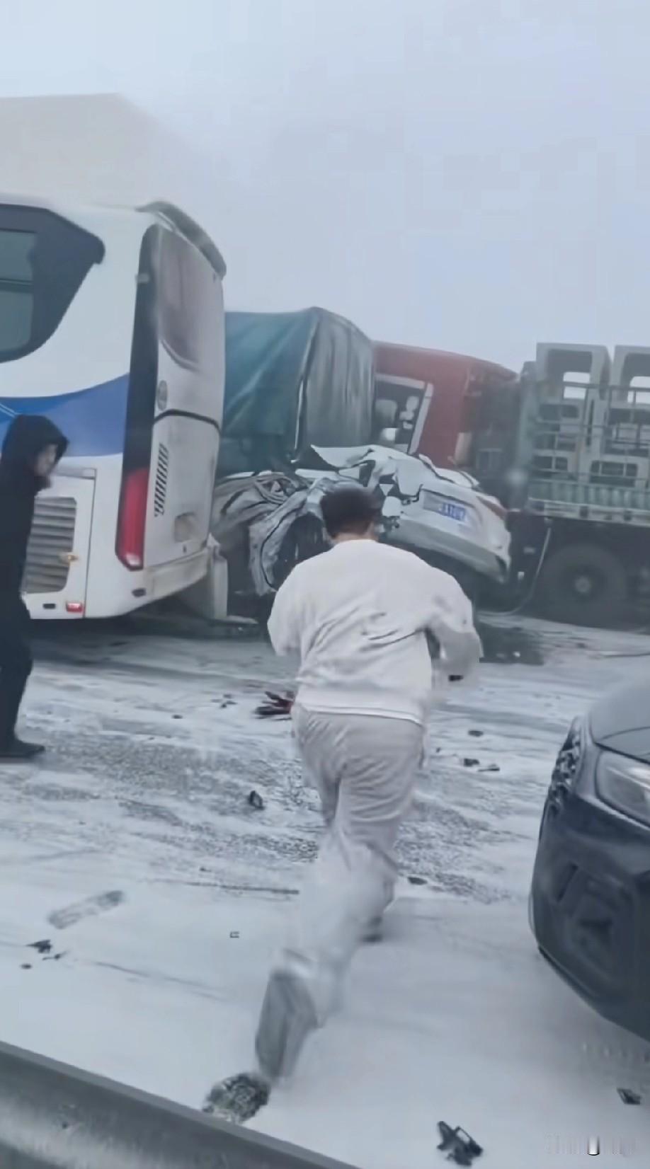 京哈高速双向数十辆车连环相撞！现场惨不忍睹！有嗷嗷哭的！图中一男子哭喊着匆匆