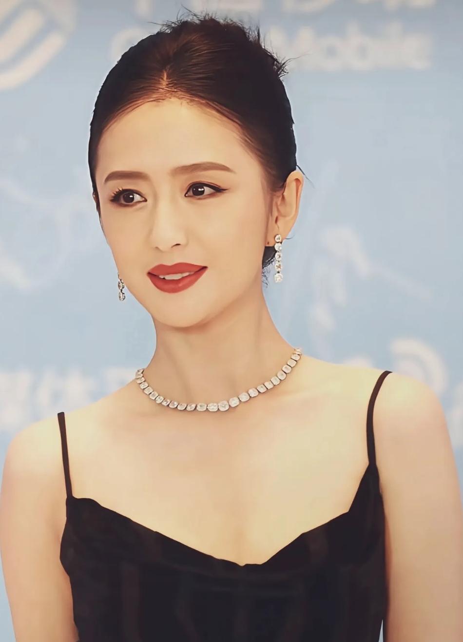 我朋友有幸在尖叫之夜见过佟丽娅，他给我说了句大实话，说佟丽娅根本不是离婚女人