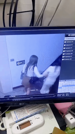 闺蜜送喝醉酒的女子回家。两个人刚刚走上楼梯没多久。就不慎一脚踩空，最后都从楼