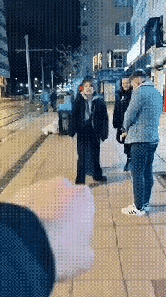 妹子是懂礼仪的