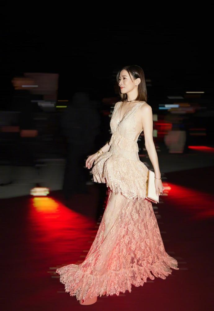 最近佘诗曼在上海出席时尚活动，她这回搭配的非常靓丽，看起来像个时尚的美少女。