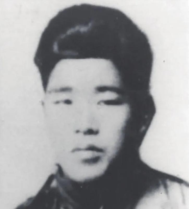深夜，一名日军翻进老农家，偷偷将一摞钱塞进窗户，低声道：“千万别声张，这是白天拿