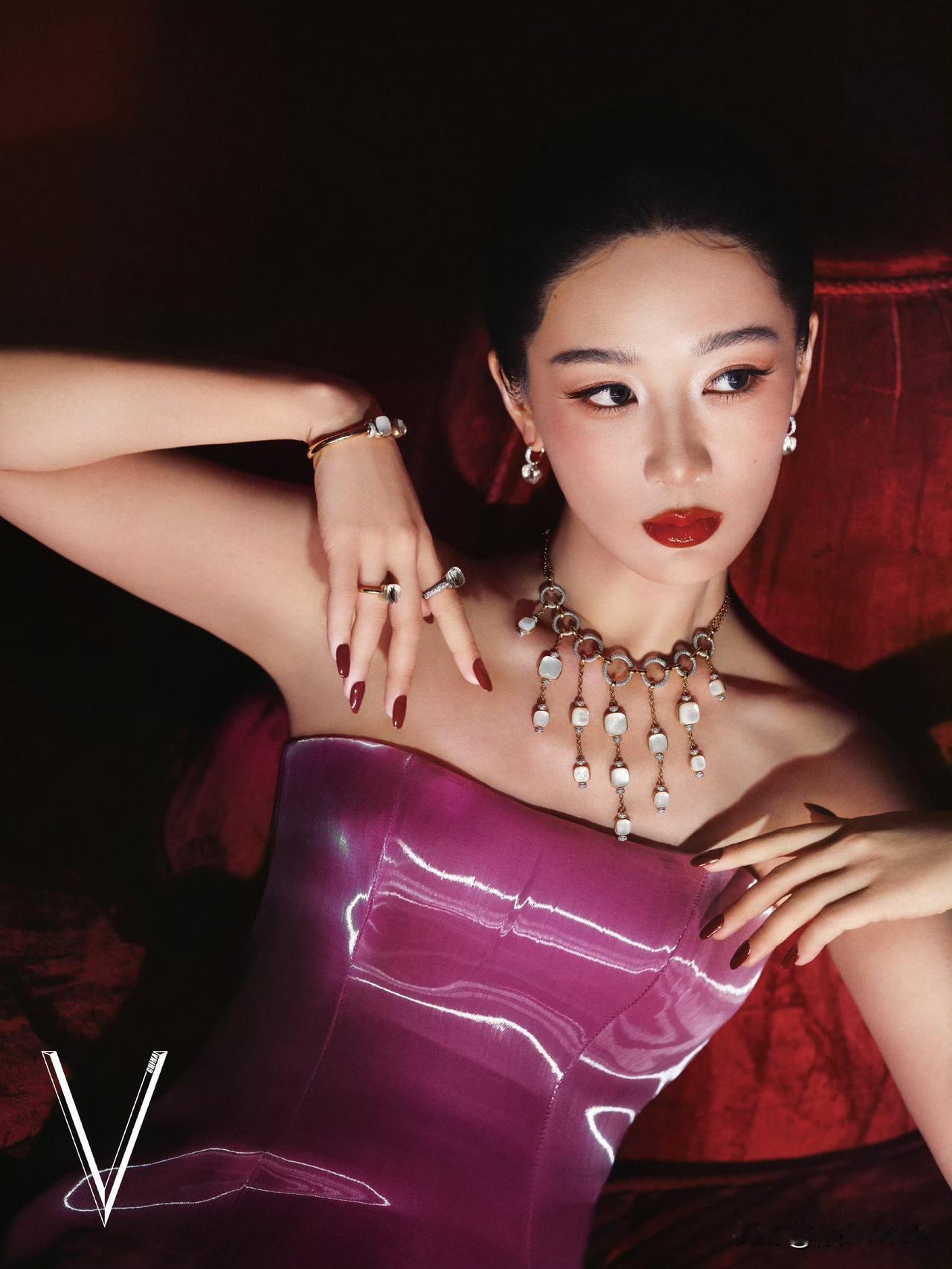 8月21日，杨紫V中文版金九封面，高定魅影大片，欧美范大浓妆，配葡萄籽抹胸高定，