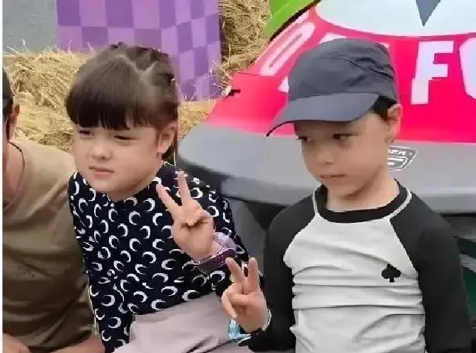 机场偶遇撒贝宁女儿，那声“纯正英音古诗词”一出，我头皮炸了！谁家六岁娃？不是