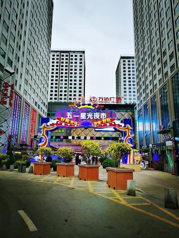 房价下跌，人们的生活才会回归到生活本身。像是以前房价上涨的时候，五一、十一的时